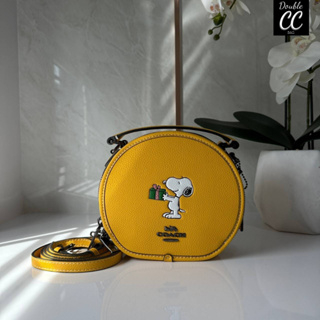 (แท้ 💯%‼ from Factory) X PEANUTS CANTEEN CROSSBODY WITH SNOOPY PRESENT MOTIF (CE845,CF290)