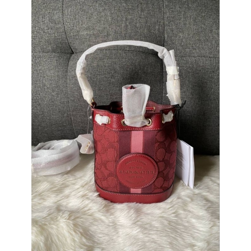 👜♥️กระเป๋าสะพายทรงจีบ ลายใหม่ สีแดงงง ♥️NEW COACH c8322 Mini Dempsey Bucket Bag