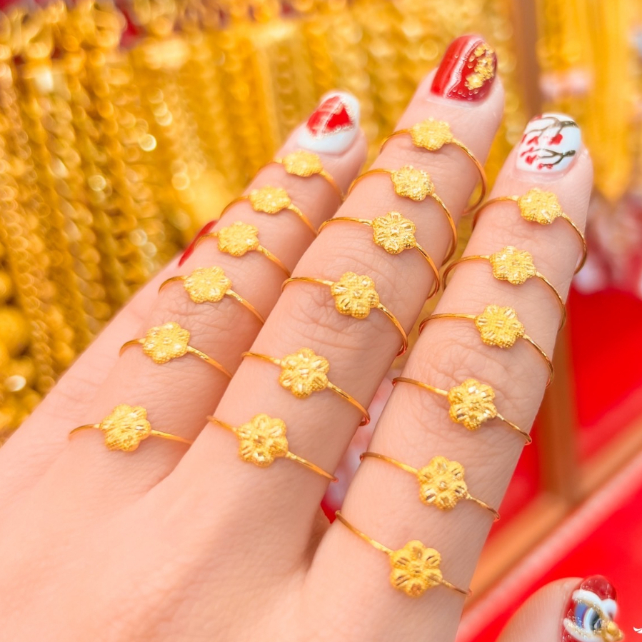 แหวนทองคำแท้ 0.3 กรัม ลายดอกไม้ ทองแท้ 96.5% ขายได้ จำนำได้ มีใบรับประกัน แหวนทอง แหวนทองคำแท้