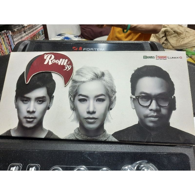 CD Room39 อัลบั้มแรกของทอม มนและแว่นใหญ่