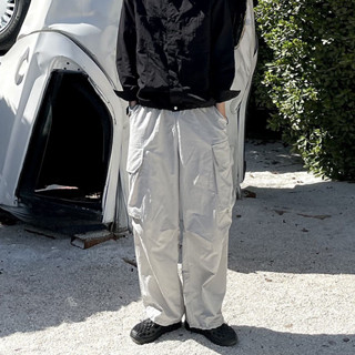 WIDE-LEG CARGO PANTS กางเกงคาร์โก้ผ้าร่มทรงขากระบอกใหญ่