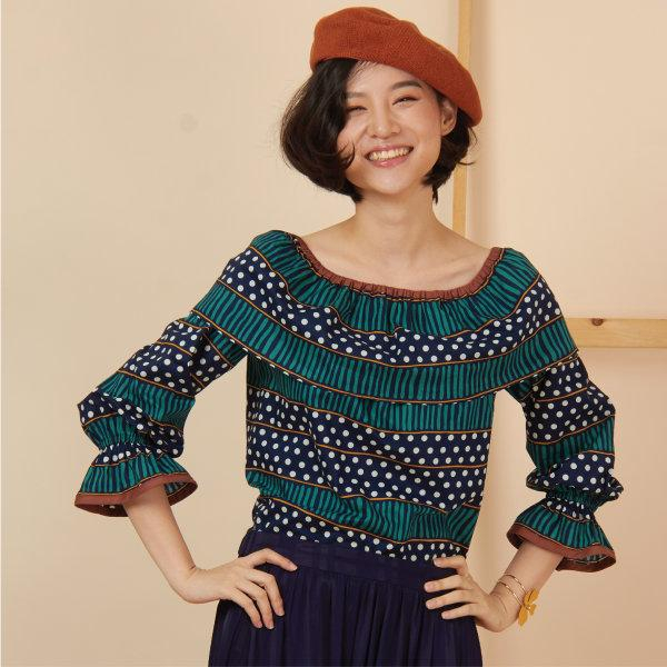 C&D Cotton Blouse เสื้อเบลาาส์ แขนยาว แต่งระบายที่คอเสื้อ สีเขียว พิมพ์ลายกราฟฟิก เนื้อผ้าคอตตอน (CS