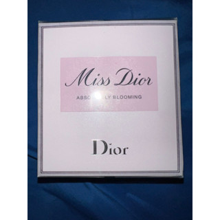 น้ำหอม miss dior แท้100% ซื้อมาจากประเทศอังกฤษและมีของแถมฟรีชุดเดรสและกระเป๋าให้ฟรี