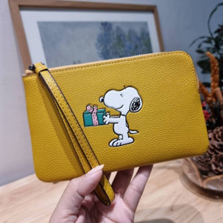 COACH × PEANUTS CORNER ZIP WRISTLET WITH SNOOPY (CF213//CF215)