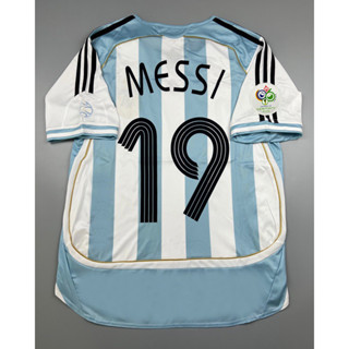 เสื้อบอล ย้อนยุค ทีมชาติ อาเจนติน่า 2006 เหย้า Retro Argentina Home พร้อมเบอร์ชื่อ 19 MESSI อาร์มบอลโลก เรโทร คลาสสิค