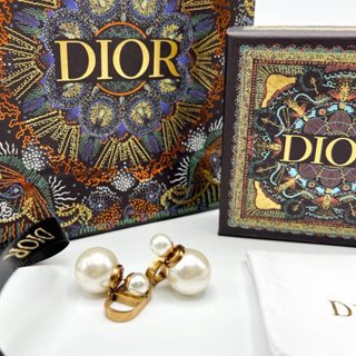 NEW ARRIVALS  DIOR EARRINGS    อุปกรณ์ตามรูป อุปกรณ์งานดีสุด กล่องใหญ่แบบของแท้เลย  ถ่ายรูปจากสินค้าจริง มาปั๊มครบตามรูป