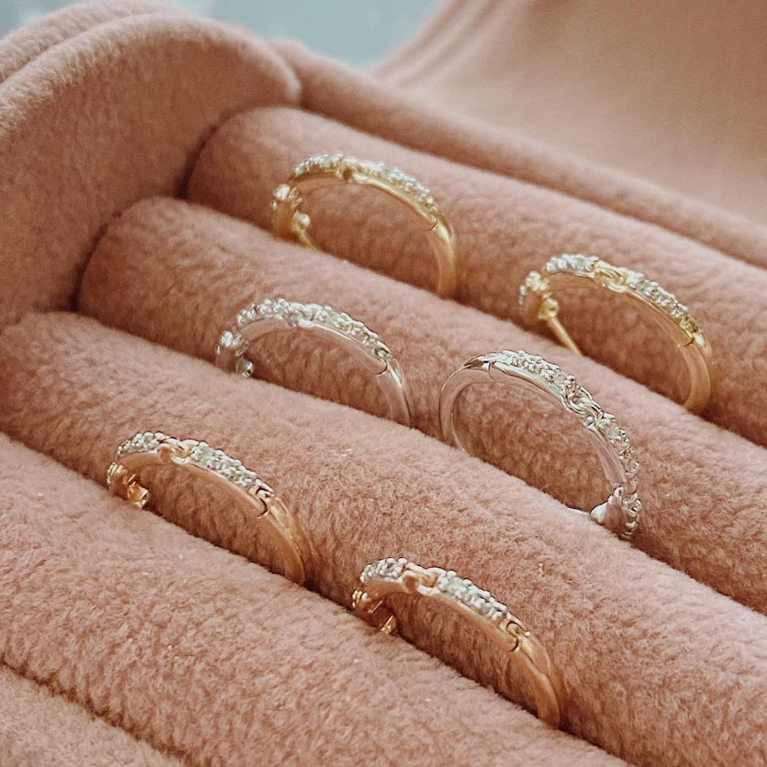 Gail's Three Diamond Bar Huggy ต่างหูฮักกี้ฝังเพชรสามแถว
