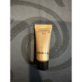 SUBLIMAGE ใช้ผลิตภัณฑ์รองพื้นบนใบหน้า CHANEL หลังขั้นตอนการบำรุงผิว