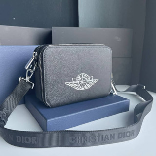 Christian Dior Pouch with shouder strap  💛         ใบนี้งานสวยมากๆเลยตัวกระเป๋าทำจากหนังแท้ทั้งใบ