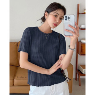 เสื้อยืด สีพื้น ผ้ามีtexture ขอบหยัก ทรงดี แมตง่ายมาก ใส่เป็นตัวในคลุมด้วยเบเซอรตัวโปรด