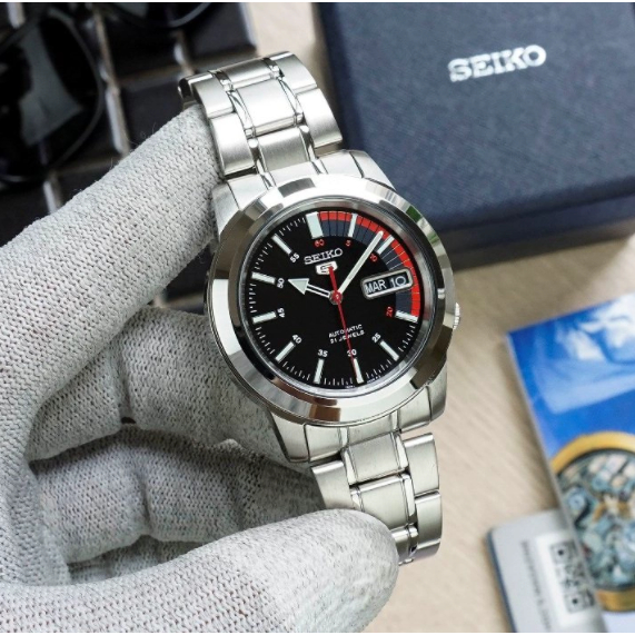 SEIKO 5 Automatic รุ่น SNKK31K1 นาฬิกาข้อมือผู้ชาย สายแสตนเลสสีเงิน หน้าปัดสีดำ/แดง -ของแท้ 100% รับ