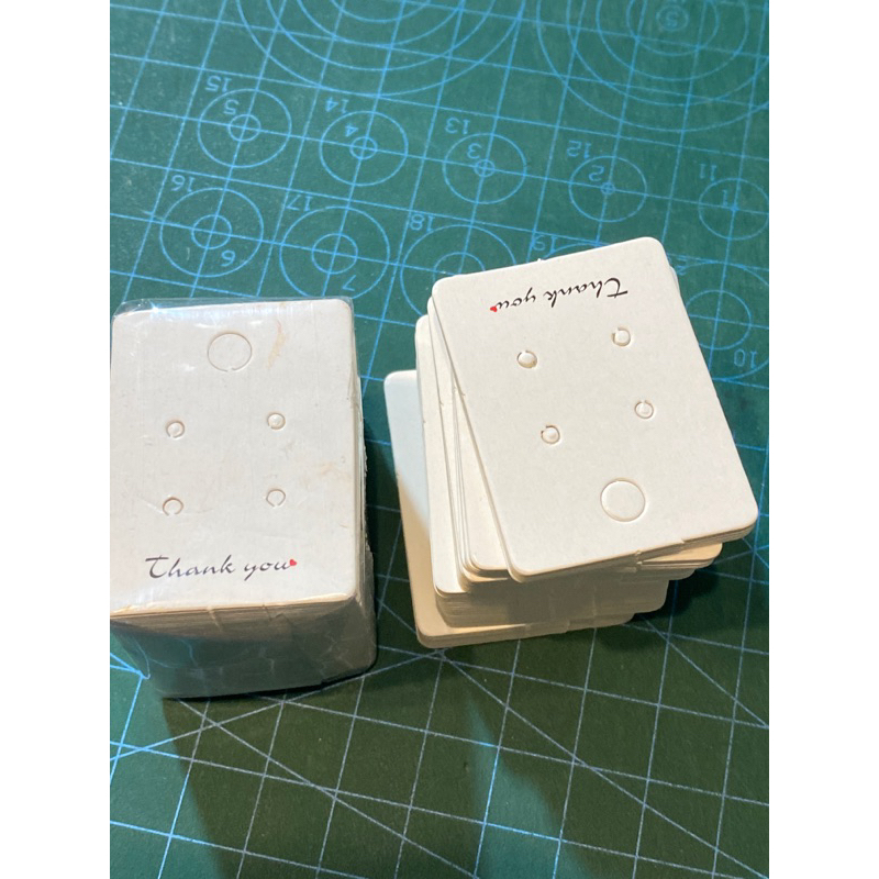 แป้น ต่างหู ตุ้มหู เล็ก 3x4 ซม. ก้อนละ 99-100 ใบ  ซื้อ 2 ก้อนได้ราคาส่งครับ กระดาษ เนื้อดี ขาว