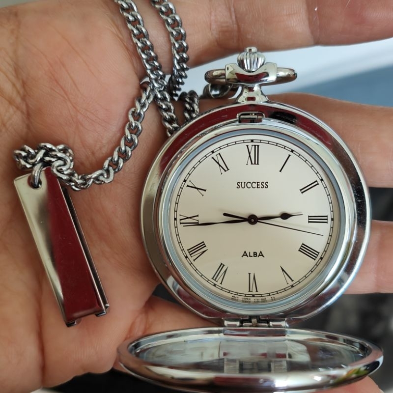 นาฬิกาญี่ปุ่น  นาฬิกาพก Alba หน้าขาว หลักโรมัน เรียบหรู สภาพเก่าเก็บ ไม่ผ่านการใช้งาน ระบบ quartz