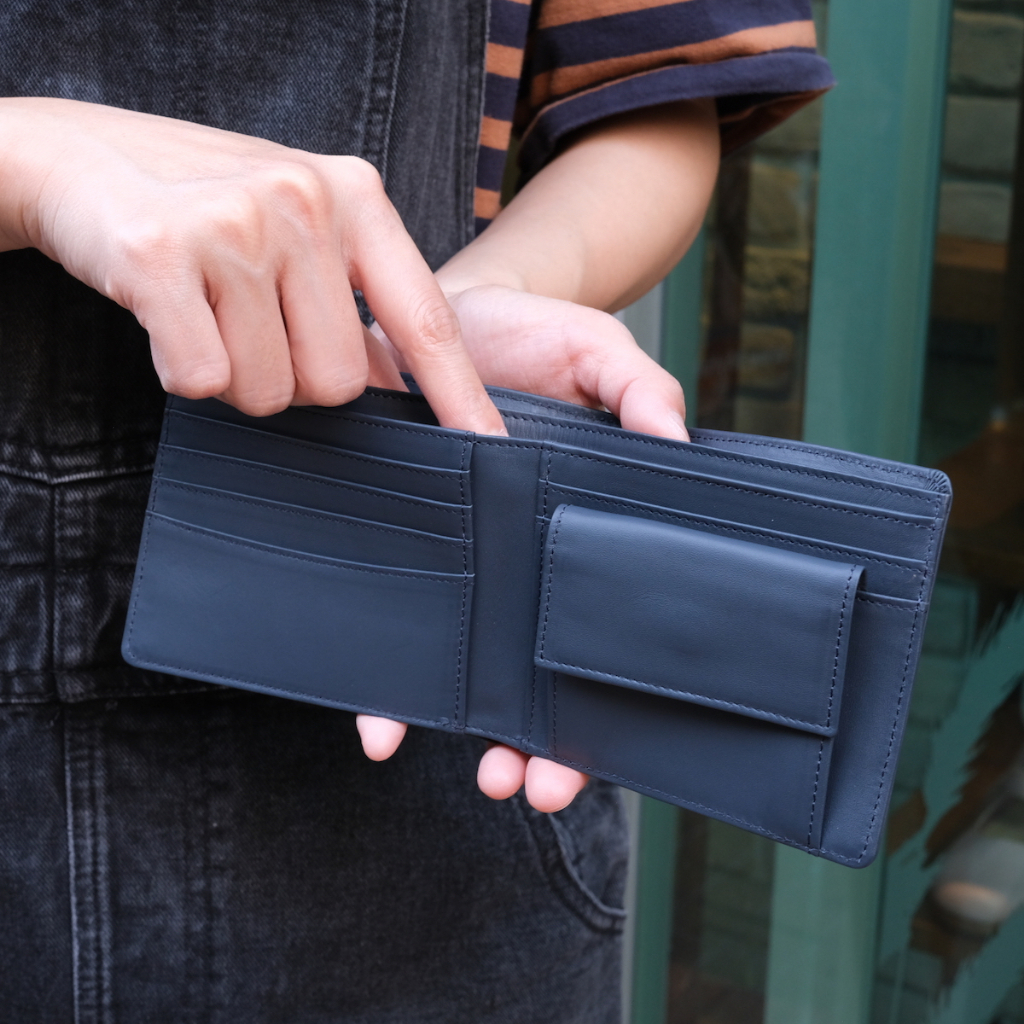 ✨พับสั้นบางเบา มีช่องเหรียญ✨ กระเป๋าสตางค์พับสั้นหนังแท้ รุ่น Tsuyoi (Hatsukoi Leather Wallet)