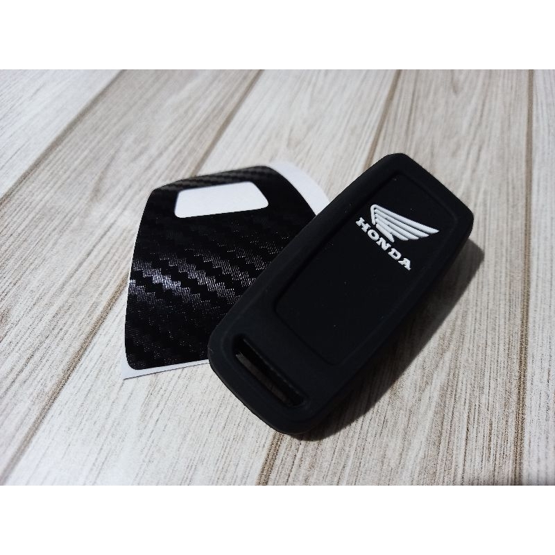 ADV 160 : เคสซิลิโคน​รีโมทสีดำปักขาว พร้อมสติ๊กเกอร์​ฝาปิดช่องกุญแจ​ฉุกเฉินลาย Kevlar 3D [Gen 1]