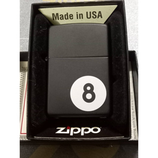 ZIPPO 28432    8-BALL   BLACK MATTE COLOR IMAGE   สีดำลายแบบสกรีน  ของใหม่ไม่ผ่านการใช้งาน มาพร้อมกล่องตรงรุ่น