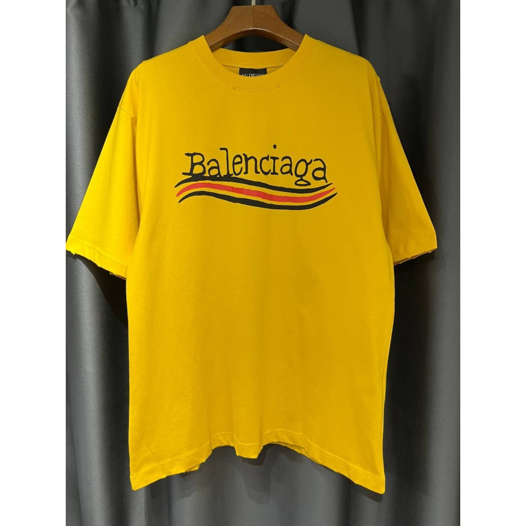 BALENCIAGA YELLOW LOGO T-SHIRT เสื้อยืดคอกลมแขนสั้น แบรนด์บาลองเซียก้า สีเหลืองสด สกรีนตัวหนังสือโลโก้