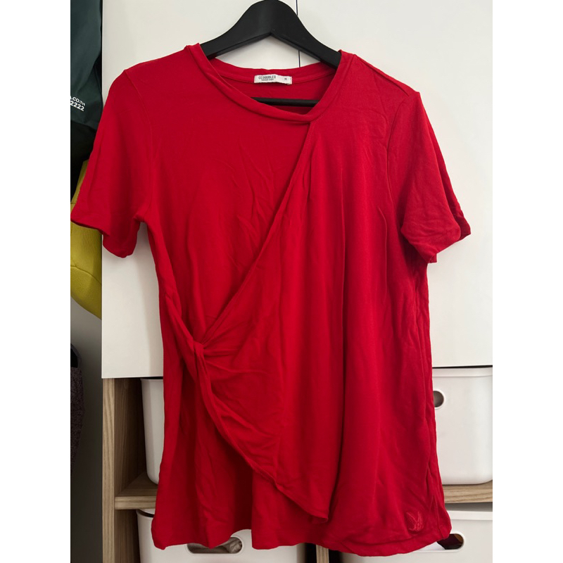 เสื้อยืดสีแดงดีเทลข้างหน้า CC OO size M