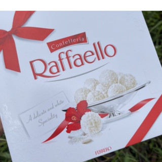 Raffaello ไวท์ช็อกโกแลตเคลือบมะพร้าว สอดไส้อัลมอนด์ 23 ชิ้น/กล่อง