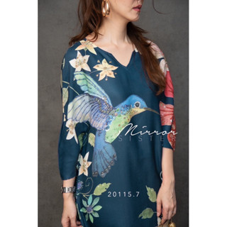 HuMMingBiRD &amp; FLeUR DReSS•• เดรสทรงเบสิคคอวี ลายดอกไม้เก๋ๆ โดดเด่นที่ลายนกhummingbirdสวยๆตัวใหญ่ช่วงหน้าอก