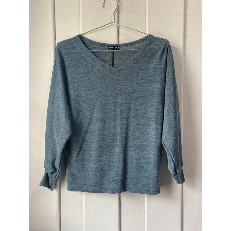 เสื้อแขนยาว คอวี สีเทาเข้ม งานป้าย GI-ANTS SHOP