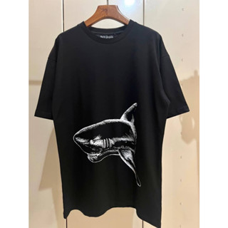 PALM ANGELS SPLIT SHARK BROKEN LOGO PRINT COTTON T-SHIRT เสื้อยืดคอกลม แขนสั้น แบรนด์ปาล์มแองเจิล สกรีนรูปฉลามตัวขาด