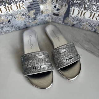 รองเท้าแตะ DIOR SANDAL  COLLECTION 💛มาเเล้วเป็นอีกรุ่นที่มาเเรงตลอดกาล ทำจากหนังเเท้100%