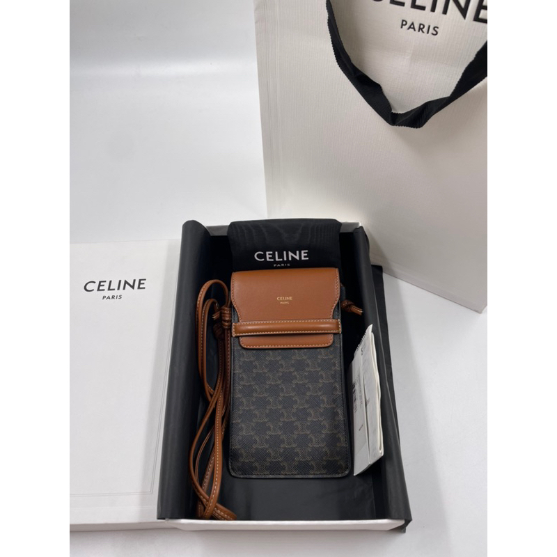 ❌SOLD❌Use like new Celine Phone pouch with flap ปี 2022