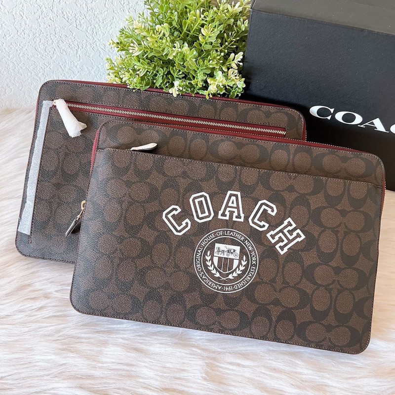 พร้อมส่งแท้💯%🇺🇸 Coach Laptop Sleeve In Signature Canvas With Coach Varsity • Style No. CB857