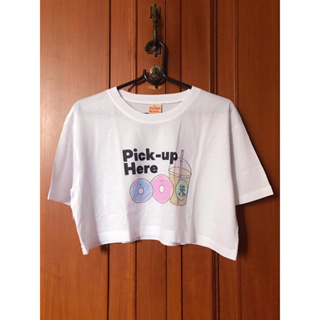 เสื้อครอปแขนสั้น ลาย Pick-Up Here เสื้อครอปโอเวอร์ไซส์ เสื้อยืดโอเวอรืไซส์ เสื้อครอปสีขาว เสื้อครอปผู้หญิง