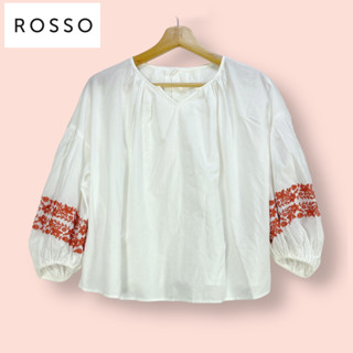 เสื้อ Rosso ผ้าคอตต้อน100%เนื้อดี  เสื้อทรงสวยน่ารักมาก แขนสวยปักนูน พองสวย จีบคอกระดุมหลัง ผ้าดีทิ้งตัวสวย