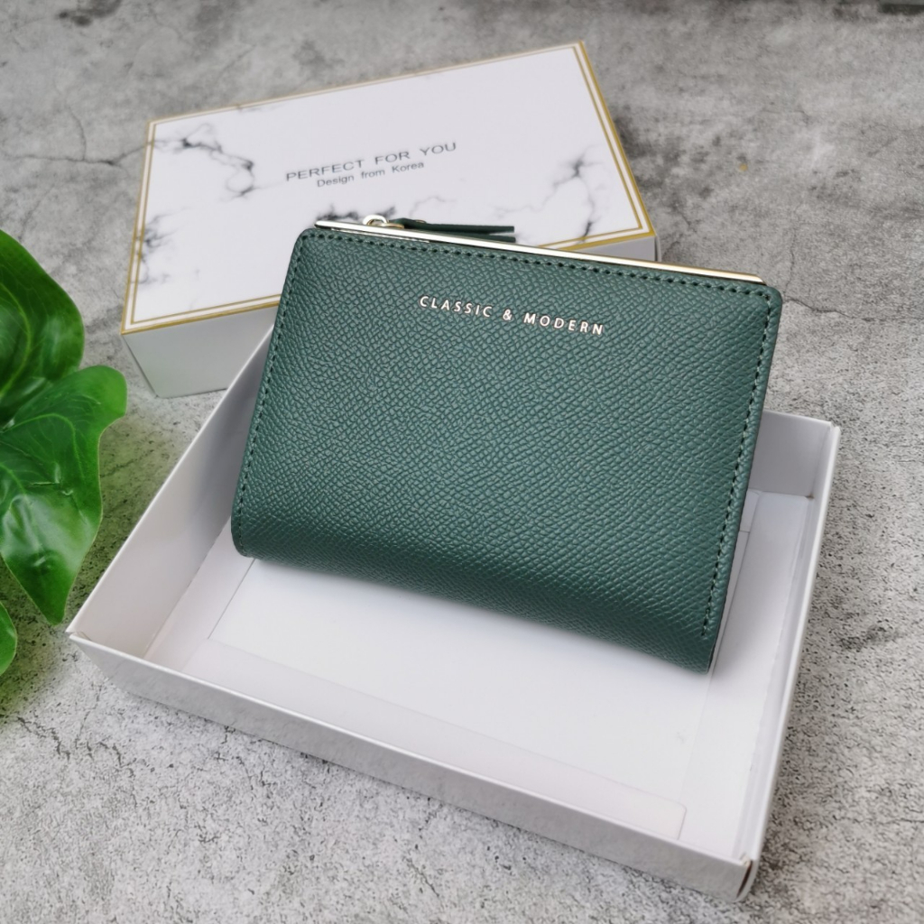 กระเป๋าสตางค์ผู้หญิงแบรนด์แท้ Classic 100% พร้อมกล่องแบรนด์ บางๆ มีช่องซิป และช่องใส่บัตร งานสวย