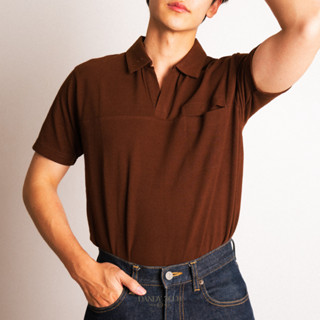 เสื้อโปโลแขนสั้น Dandy Pocket Polo Tee (Mocha Brown) สีน้ำตาล คอวี สำหรับผู้ชาย