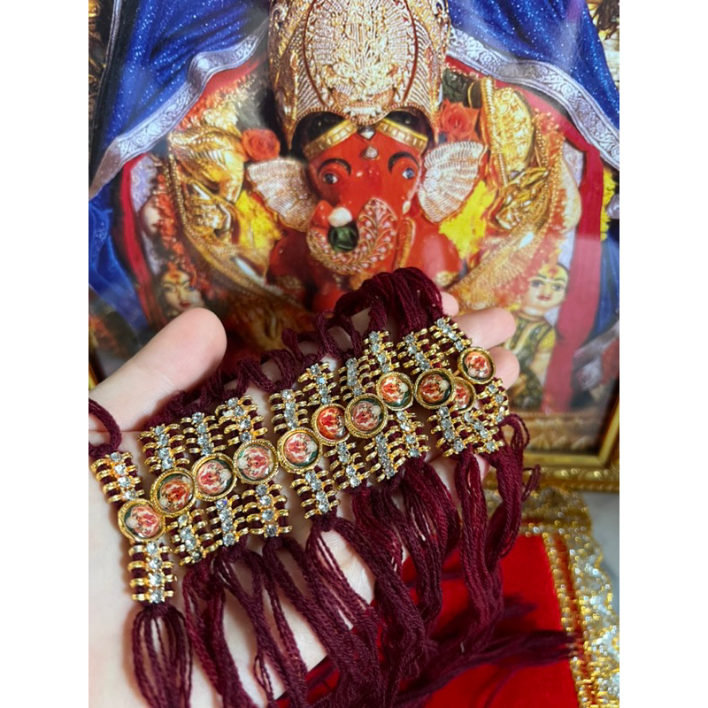สายสิญจน์สีแดงเข้มพระพิฆเนศ องค์สิทธิวินายัก จากวัดที่มุมไบ อินเดีย