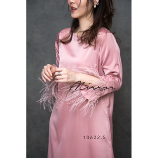 FuRLA FeaTHeR DReSS•• เดรสทรงเบสิค สวยใส่ง่ายeasywearมีซิปหลัง  มีกิมมิคที่ปลายแขนแต่งขนนกเก๋เกินต้าน