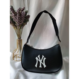 พร้อมส่ง 
👜NEW MLB Solid Hobo Bag 
👜กระเป๋าสะพายโฮโบหนัง สีดำ