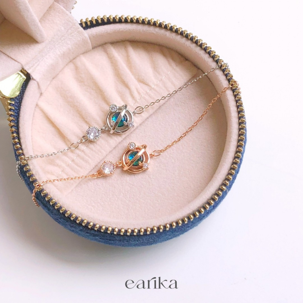 earika.earrings - crystal azure saturn bracelet สร้อยข้อมือจี้ดาวเสาร์น้ำเงิน (มี 2 สี) ปรับขนาดได้ 