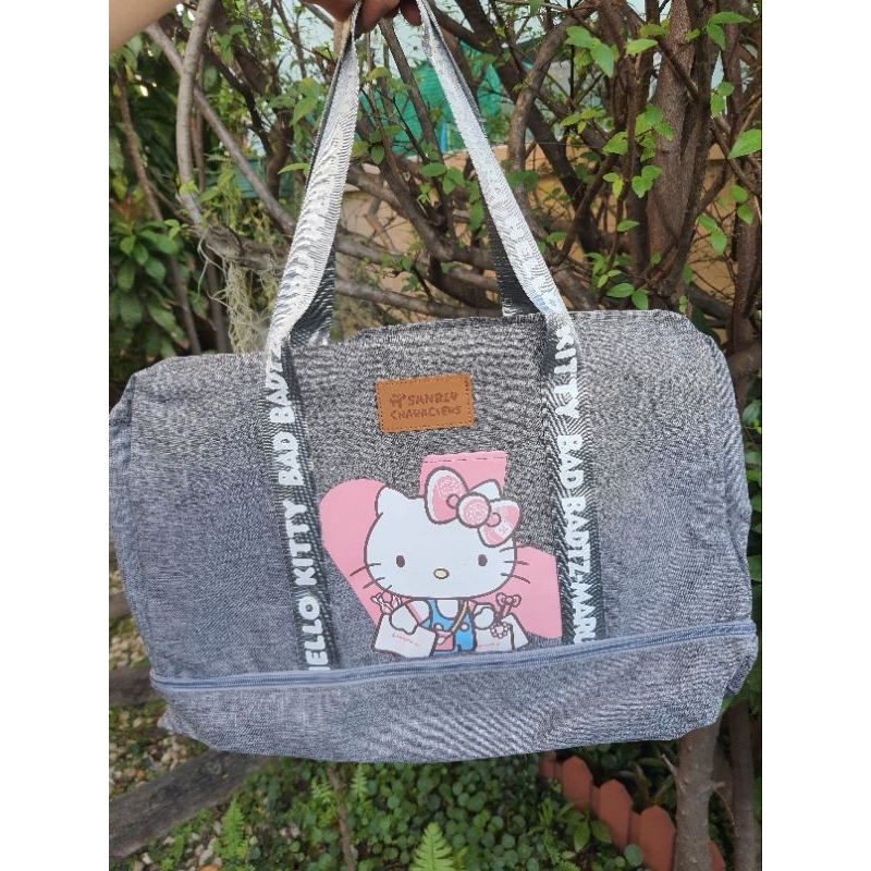 กระเป๋าเดินทาง สำหรับใส่เสื้อผ้า หรือสัมภาระต่าง ๆ ลิขสิทธิ์แท้ SANRIO ลาย Hello Kitty X Bad Badtz-M