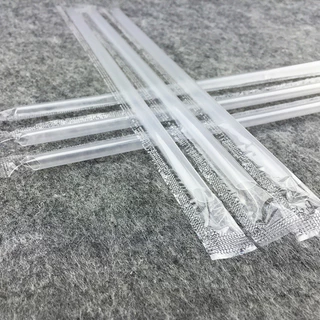 หลอดดูดน้ำตรงปลายแหลมสีใส ห่อฟิล์มใสแยกชิ้น ยาว 19,21,23 กว้าง 0.6 cm