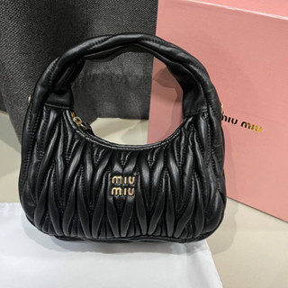 MIU MIU WANDER SHOULDER BAG กระเป๋าถือแบรนด์มิวมิว พร้อมสายสะพายยาว สะพายไหล่ได้ค่ะ ขนาด 9x4.5 นิ้ว