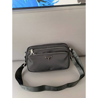 PRA//DA กระเป๋าทรง CROSSBODY จากงานพรีเมี่ยมกิ้ฟ  Code:B17D100166 แบรนด์แท้ 100% งาน Outlet