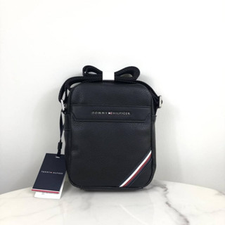 กระเป๋าสะพาย TOMMY HILFIGER MINI CROSSBODY ด้านหน้ามีโลโก้แบรนด์ เปิด - ปิดกระเป๋าด้วยซิป