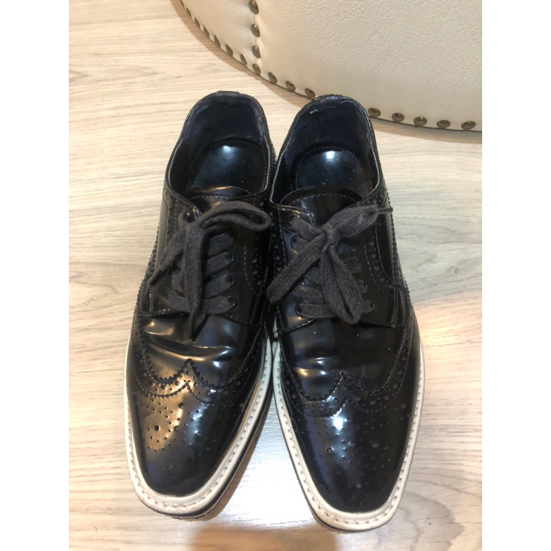 รองเท้า Prada หนังแก้ว