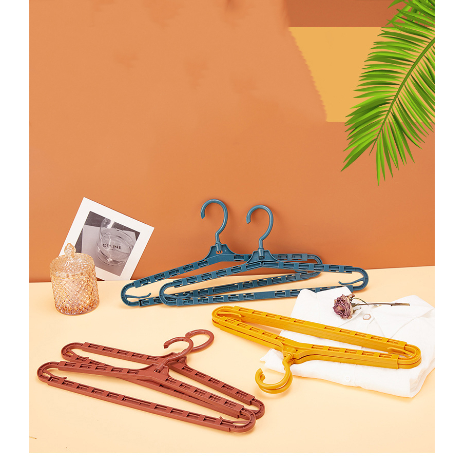 Hangers & Pegs 16 บาท ผ้าไม้แขวนผ้า ยืดได้ หดได้ ปรับขนาดได้ ด้ามแขวนหมุนได้ 360 องศา ไม้แขวนผ้า Home & Living