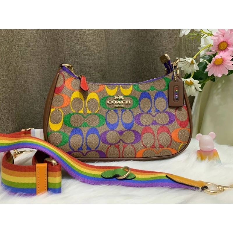 (ของใหม่) กระเป๋า Coach Teri Rainbow รุ่น Limited Rainbow สีรุ้ง