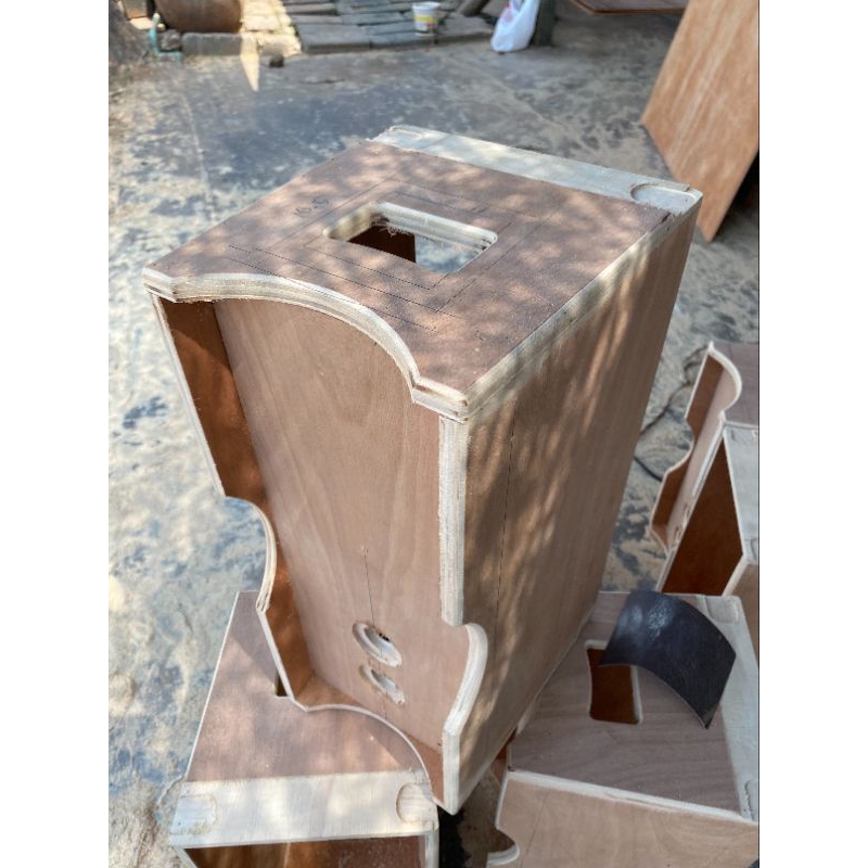 ตู้ลำโพงแบบแขวนตู้เปล่า 6.5 นิ้ว ใบละ450 บาท งานดิบไม้อัดแท้เกรด Aกันน้ำ 15 มิล