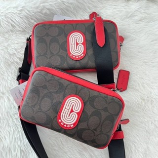 กระเป๋าสะพาย ชาย /หญิง NEW COACH Carrier Phone Crossbody#สะพายชาย สีแดงน้ำตาล