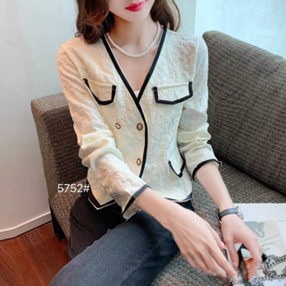 เสื้อคอวีอกป้าย แขนยาว กระดุมมุกด้านหน้า พร้อมกระเป๋าหลอกคู่ ผ้าพิมพ์นูน 5752