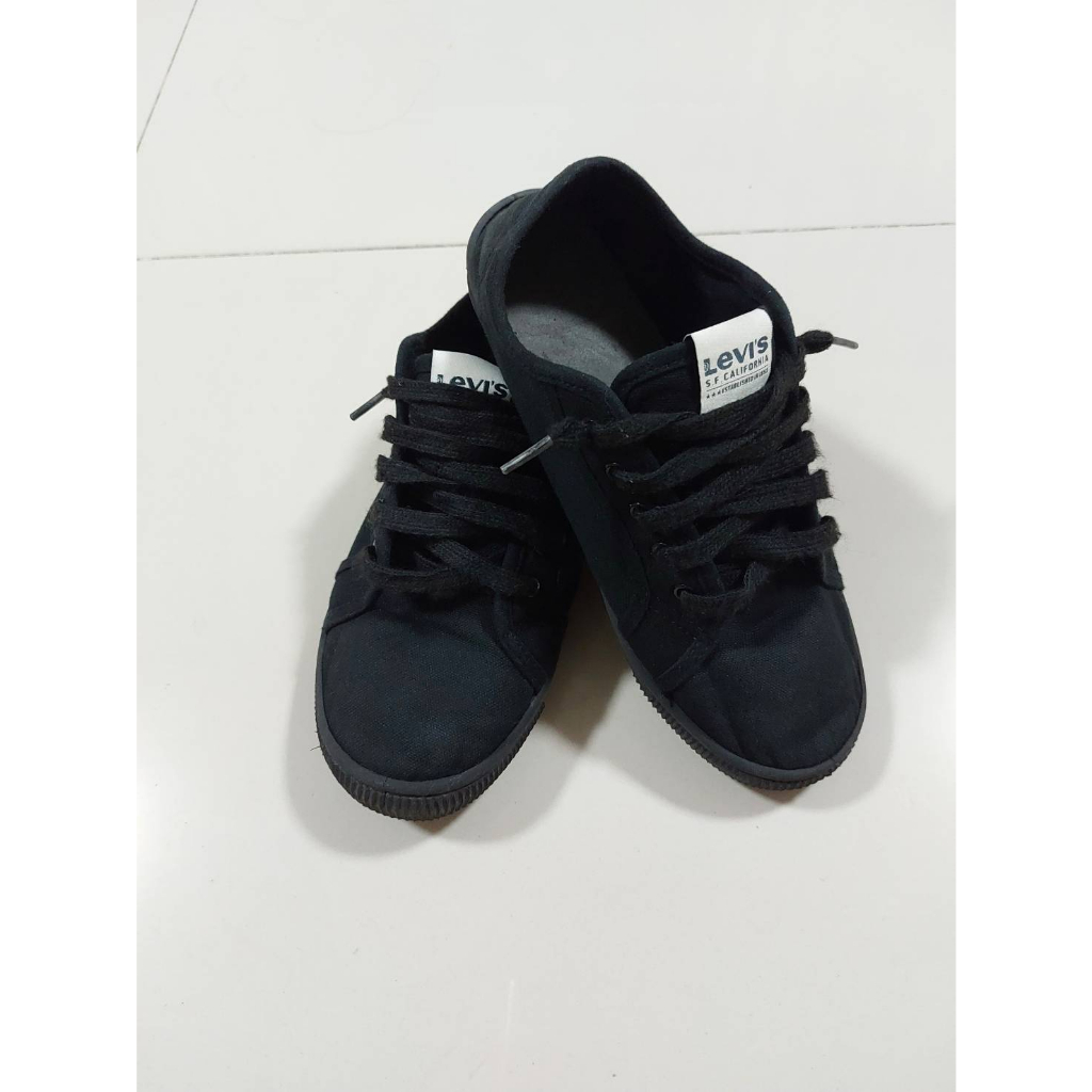 [มือ2]รองเท้าผ้าใบ,รองเท้านร.แบรนด์Levi's มือสอง..สภาพดี..ใหม่มาก (ของแท้ 100%) ฿200