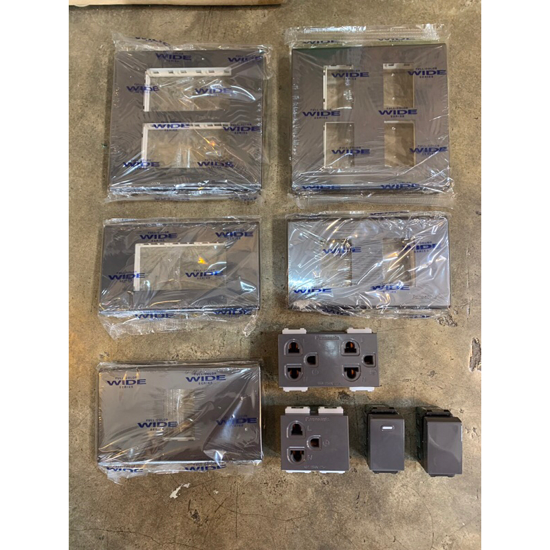 Panasonicปลั๊กไฟและสวิตซ์ไฟ WideSeriesMatallicBlackยี่ห้อPanasonic